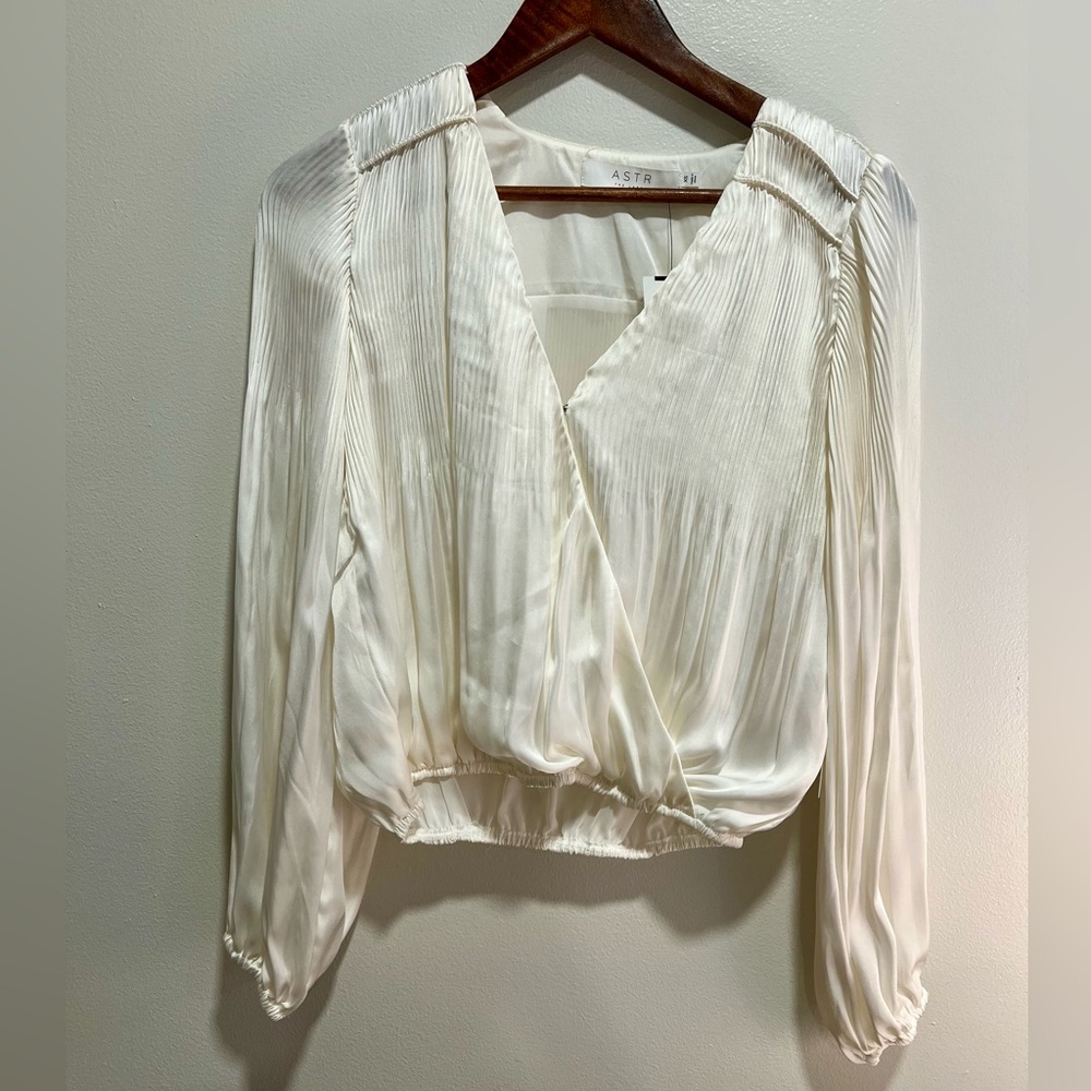 NWT ASTR - Wrap Front Blouse Pleated Satin Ivory‎ Long Sleeve Size XS - Picture 2 of 9